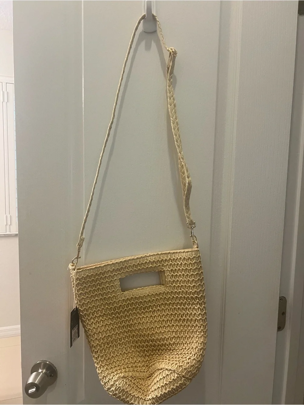 Universal thread Woven Straw Bucket Shoulder Bag in Natural Cream